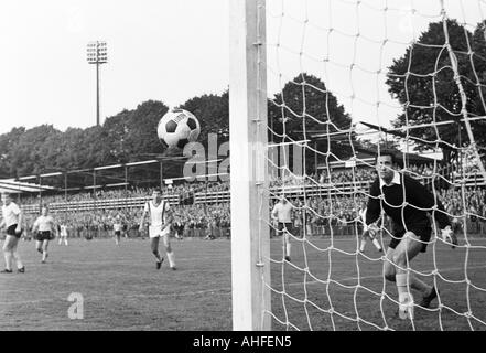 Fußball, Spiel, 1965, Stadion Rote Erde in Dortmund, Borussia Dortmund gegen Roter Stern Belgrad 4:1, Szene des Spiels, Torhüter Hans Tilkowski (BVB, rechts) nach dem Ball sieht freundlich Stockfoto