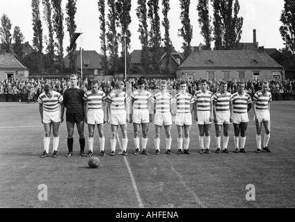 Fußball, Freundschaftsspiel, 1965, Jahn-Stadion in Bottrop, VfB Bottrop gegen Meidericher SV 0:2, Team Foto geschossen des Duisburger Teams, v.l.n.r.: Dieter Danzberg, Manfred Manglitz, Werner Lotz, Ludwig Nolden, Heinz van Haaren, Rudolf Schmidt, Michael Stockfoto