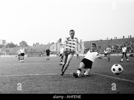 Fußball, Freundschaftsspiel, 1965, Stadion bin Uhlenkrug in Essen, ETB Schwarz Weiss Essen gegen Meidericher SV 2:1, Szene des Spiels, Duell zwischen Werner Kraemer (MSV) und Guenter Leufgen (ETB, Recht) Stockfoto