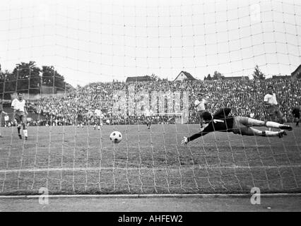 Fußball, Bundesliga, 1965/1966, Borussia Mönchengladbach gegen Tasmania 1900 Berlin 5:0, Boekelberg Stadion, Szene des Spiels, Ziel, Gladbach, Keeper Heinz Rohloff (Berlin) ist chancenlos Stockfoto