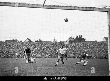 Fußball, Bundesliga, 1965/1966, Borussia Moenchengladbach gegen Tasmania 1900 Berlin 5:0, Boekelberg Stadion, Szene des Spiels, Keeper Heinz Rohloff (Berlin, Links), rechts Bernd Rupp (MG) Stockfoto