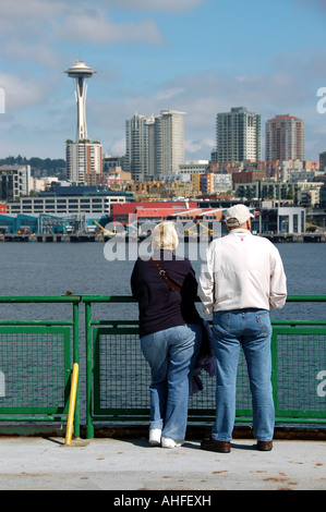 Touristen, die Blick auf die Space Needle aus Bainbridge Island Ferry, Seattle Stockfoto