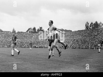 Fußball, Bundesliga, 1965/1966, Borussia Mönchengladbach gegen Borussia Dortmund 4:5, Boekelberg Stadion, Szene des Spiels, Wolfgang Paul (BVB) in Aktion, verließ Egon Milder (MG) Stockfoto