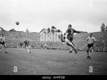 Fußball, Bundesliga, 1965/1966, Borussia Moenchengladbach gegen Borussia Dortmund 4:5, Boekelberg Stadion, Szene des Spiels, v.l.n.r.: Reinhold Wosab (BVB), Günter Netzer (MG), Wolfgang Paul (BVB), Bernd Rupp (MG), Rudolf Assauer (BVB) Stockfoto