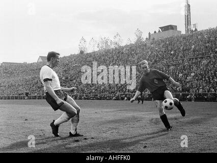 Fußball, Bundesliga, 1965/1966, Borussia Mönchengladbach gegen FC Bayern München 1:2, Boekelberg Stadion, Szene des Spiels, ließ Werner Olk (München), richtige Bernd Rupp (MG) Stockfoto