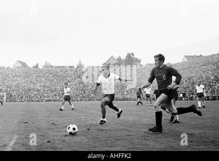 Fußball, Bundesliga, 1965/1966, Borussia Moenchengladbach gegen FC Bayern München 1:2, Boekelberg Stadion, Szene des Spiels, Gerd Mueller (München, links) und Jupp Heynckes (MG) Stockfoto