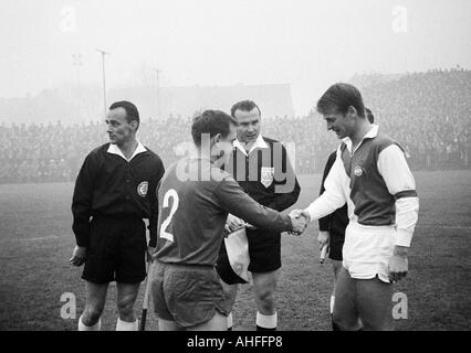 Fußball, Bundesliga, 1965/1966, Boekelberg Stadion, Borussia Moenchengladbach im Vergleich zu 1. FC Köln 2:3, team-Kapitäne Albert Jansen (MG, Links) und Karl-Heinz Thielen (Köln) mit Genugtuung, hinter Schiedsrichter Kurt Tschenscher aus Mannheim, links ein Assistent Stockfoto