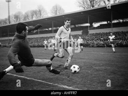 Fußball, Bundesliga, 1965/1966, Stadion Rote Erde in Dortmund, Borussia Dortmund vs. SV Werder Bremen 2:1, Szene des Spiels, Keeper Günter Bernhard Bremen, links) und Lothar Emmerich (BVB) Stockfoto