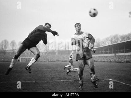 Fußball, Bundesliga, 1965/1966, Stadion Rote Erde in Dortmund, Borussia Dortmund vs. SV Werder Bremen 2:1, Szene des Spiels, v.l.n.r. fliegen einsparen, wenn Keeper Günter Bernhard (Bremen), Diethelm Ferner (Bremen), Josef Piontek (Bremen), Alfred Schmidt () Stockfoto