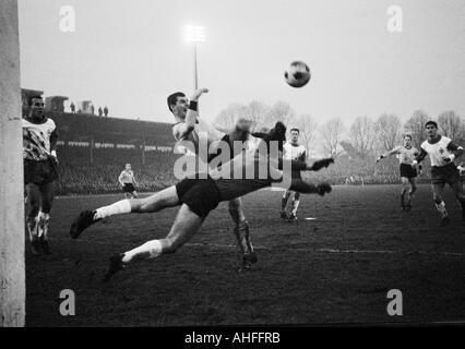 Fußball, Bundesliga, 1965/1966, Stadion Rote Erde in Dortmund, Borussia Dortmund vs. SV Werder Bremen 2:1, Szene des Spiels, v.l.n.r.: Horst Dieter Hoettges (Bremen), Lothar Emmerich (BVB), Keeper Günter Bernhard (Bremen), Hans Schulz (Bremen), Wolf Stockfoto