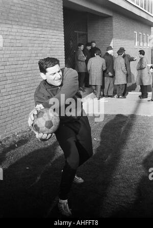 Fußball, Bundesliga, 1965/1966, Boekelberg Stadion, Borussia Moenchengladbach vs. 1860 München 1:1, Fußballspieler, Keeper Petar Radenkovic (1860) Aufwärmen Stockfoto