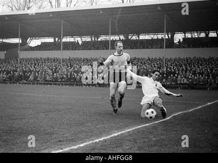 Fußball, Bundesliga, 1965/1966, Borussia Dortmund vs. Borussia Mönchengladbach 3:1, Stadion Rote Erde, Szene des Spiels, Duell zwischen Wolfgang Paul (Dortmund, links) und Werner Waddey (MG) Stockfoto