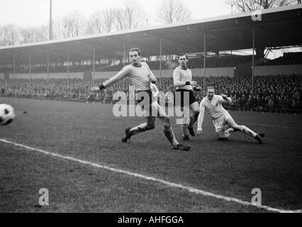 Fußball, Bundesliga, 1965/1966, Borussia Dortmund vs. Borussia Mönchengladbach 3:1, Stadion Rote Erde, Szene des Spiels, v.l.n.r.: Friedhelm Gropp (BVB), Gerhard Cyliax (BVB), Bernd Rupp (MG) Stockfoto