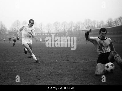 Fußball, Bundesliga, 1965/1966, Borussia Dortmund vs. Borussia Mönchengladbach 3:1, Stadion Rote Erde, Szene des Spiels, Lothar Emmerich (Dortmund) rechts, links Rudolf Poeggeler (MG) Stockfoto