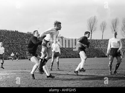 Fußball, Bundesliga, 1965/1966, Boekelberg Stadion, Borussia Moenchengladbach vs. Hamburger SV 0:0, Szene des Spiels, v.l.n.r.: Torwart Horst Schnoor (HSV), Helmut Sandmann (HSV), Egon Milder (Gladbach) und Willi Schulz (HSV) Stockfoto