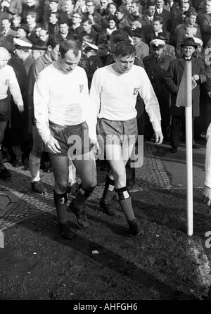 Fußball, Bundesliga, 1965/1966, Boekelberg Stadion, Borussia Moenchengladbach vs. Hamburger SV 0:0, Fußballspieler, verbindet Willi Giesemann (HSV), Rechts Helmut Sandmann (HSV) Stockfoto