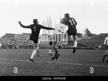 Fußball, Bundesliga, 1965/1966, Boekelberg Stadion, Borussia Moenchengladbach vs. Hamburger SV 0:0, Szene des Spiels, v.l.n.r.: Torwart Horst Schnoor (HSV), Helmut Sandmann (HSV), Bernd Rupp (MG) Stockfoto