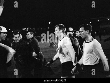 Fußball, European Cup Winners Cup, 1965/1966, Viertelfinale, Bein, Borussia Dortmund gegen Atletico Madrid 1:0, Stadion Rote Erde in Dortmund, Fußballspieler, Siegfried Held (BVB) zurück, rechts Wilhelm Sturm (BVB) Stockfoto