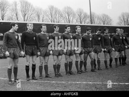 Fußball, Bundesliga, 1965/1966, Stadion Rote Erde in Dortmund, Borussia Dortmund gegen FC Bayern München 3:0, Team-Foto, Schuss des FC Bayern München, v.l.n.r.: Franz Beckenbauer, Sepp Maier, Hans Nowak, Rudolf Nafziger, Hans Rigotti, Peter Kupferschmidt, Stockfoto