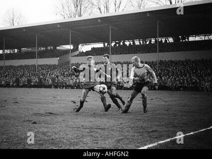 Fußball, Bundesliga, 1965/1966, Borussia Dortmund gegen FC Bayern München 3:0, Stadion Rote Erde, Szene des Spiels, v.l.n.r.: Karl Borutta (FCB), Franz Beckenbauer (FCB), Siegfried Held (BVB) Stockfoto