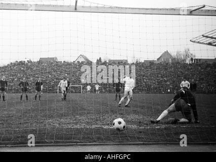 Fußball, Bundesliga, 1965/1966, Borussia Moenchengladbach im Vergleich zu 1. FC Kaiserslautern 2:0, Boekelberg Stadion, Szene des Spiels, 1:0 Elfmetertor von Egon Milder (MG), Keeper Wolfgang Schnarr (Kaiserslautern) ist chancenlos Stockfoto