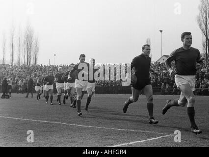 Fußball, Regionalliga West, 1965/1966, Jahn-Stadion in Bottrop, VfB Bottrop gegen Rot-Weiss Essen 0:2, das Essener Team kommt im Stadion, Team-Kapitän Klaus Fetting, hinter Torwart Hermann Ross, Adolf Steinig, Heinz Dieter Borgmann, Herbert Weinberg, W Stockfoto