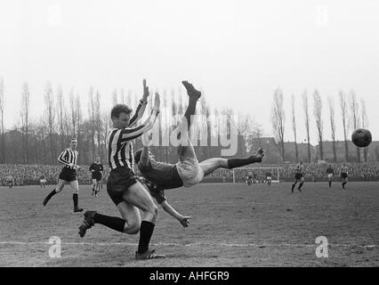 Fußball, Regionalliga West, 1965/1966, Jahn-Stadion in Bottrop, VfB Bottrop gegen Rot-Weiss Essen 0:2, Szene des Spiels, v.l.n.r. Otto Herbertz (VfB), Hermann Koopmann (VfB), Heinz Dieter Hasebrink (RWE) mit einem Fallrückzieher Stockfoto