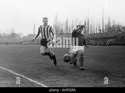 Fußball, Regionalliga West, 1965/1966, Jahn-Stadion in Bottrop, VfB Bottrop gegen Rot-Weiss Essen 0:2, Szene des Spiels, überqueren von Willi Koslowski (RWE, rechts), links Otto Herbertz (VfB) Stockfoto