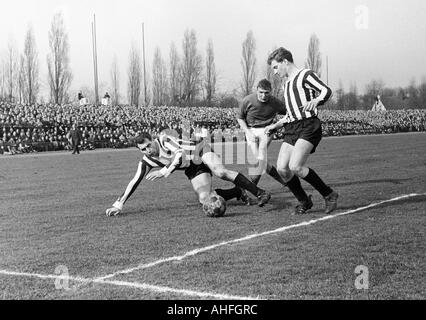 Fußball, Regionalliga West, 1965/1966, Jahn-Stadion in Bottrop, VfB Bottrop gegen Rot-Weiss Essen 0:2, Szene des Spiels, v.l.n.r.: Guenter Mikolaiczak (VfB), Manfred Frankowski (RWE), Dieter Herzog (VfB) Stockfoto