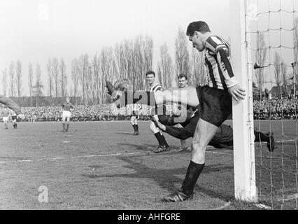 Fußball, Regionalliga West, 1965/1966, Jahn-Stadion in Bottrop, VfB Bottrop gegen Rot-Weiss Essen 0:2, Szene des Spiels, Clearance von Guenter Mikolaiczak, hinter v.l.n.r. Hermann Koopmann (VfB), Torwart Fred-Werner Bockholt (VfB), Heinz-Dieter Hasebrin Stockfoto