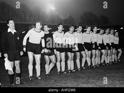 Fußball, European Cup Winners Cup, 1965/1966, Halbfinale, Rückkehr Bein, Borussia Dortmund gegen West Ham United 3:1, Stadion Rote Erde in Dortmund, Team-Foto, Aufnahme des Dortmunder Teams, v.l.n.r.: Wolfgang Paul, Hans Tilkowski, Lothar Emmerich, Rudolf Stockfoto