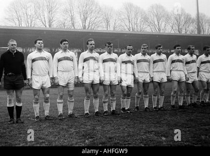 Fußball, Bundesliga, 1965/1966, Stadion Rote Erde in Dortmund, Borussia Dortmund vs. VfB Stuttgart 4:0, Team-Foto, Aufnahme von Stuttgart, v.l.n.r.: Günter Sawitzki, Helmut Huttary, Gerd Menne, Hans-Otto-Peters, Theodor Hoffmann, Erwin Waldner, Klaus Stockfoto