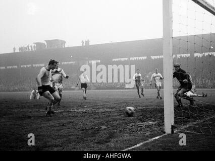 Fußball, Bundesliga, 1965/1966, Borussia Dortmund vs. VfB Stuttgart 4:0, Stadion Rote Erde, Szene des Spiels, 1:0 Tor von Alfred Schmidt (BVB) links, rechts Keeper Guenter Sawitzki (VfB) Stockfoto