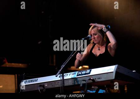 Jenny Galt, Keyboards und Bass-Gitarre, Sat-Partei, US-alternative-Rock-Band Perry Farrell, Gesang, Nuno Bettencourt, Gitarre, Carl Restivo, Bass, Schlagzeug Kevin Figueiredo, Etty Lau Farrell, backing-Vocals, blonde, Jenny Galt, Tastaturen, Download Rock Festival, Donnington Park, Leicestershire, UK Stockfoto