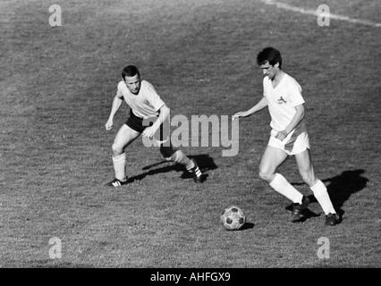 Fußball, Bundesliga, 1965/1966, Borussia Dortmund vs. 1. FC Köln 3:2, Stadion Rote Erde, Szene der Partie, Dieter Kurrat (BVB, links) und Wolfgang Overath (Köln) Stockfoto