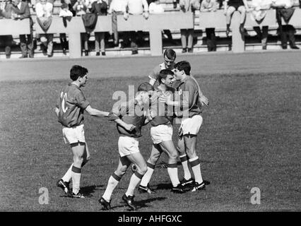 Fußball, Regionalliga West, 1965/1966, Jahn-Stadion in Marl, TSV Marl-Hüls gegen Fortuna Düsseldorf 0:3, Szene des Spiels, Düsseldorf Spieler Freude an ein Ziel, v.l.n.r.: Waldemar Gerhardt (Ddorf), Willi Marzok (Ddorf), Juergen Schult (Ddorf), ein p Stockfoto