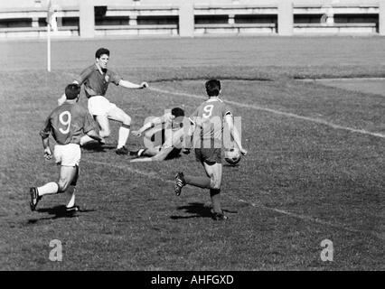 Fußball, Regionalliga West, 1965/1966, Jahn-Stadion in Marl, TSV Marl-Hüls gegen Fortuna Düsseldorf 0:3, Szene des Spiels, v.l.n.r.: Juergen Schult (Ddorf, 9), Waldemar Gerhardt (Ddorf), Torhüter Manfred Gudasch (TSV), ein Spieler von Marl-Hüls (9) Stockfoto