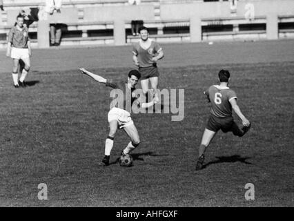 Fußball, Regionalliga West, 1965/1966, Jahn-Stadion in Marl, TSV Marl-Hüls gegen Fortuna Düsseldorf 0:3, Szene des Spiels, Waldemar Gerhardt (Ddorf) in Ballbesitz Stockfoto