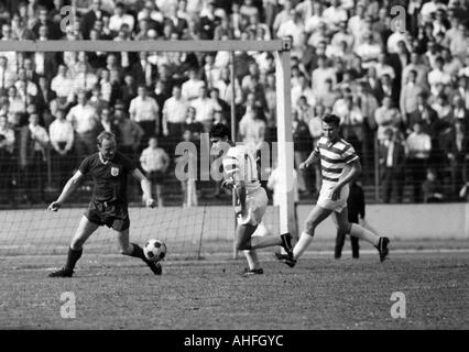 Fußball, Bundesliga, 1965/1966, Wedau Stadion Duisburg, Meidericher SV vs. FC Bayern München 1:1, Szene des Spiels, v.l.n.r.: Dieter Brenninger (München), Hartmut Heidemann (MSV), Manfred Müller (MSV) Stockfoto