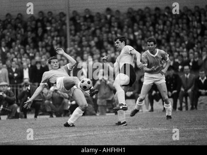 Fußball, Bundesliga, 1965/1966, Borussia Dortmund vs. TSV 1860 München 0:2, Rote Erde Stadion, Szene des Spiels, Duell zwischen Hans Reich (München, links) und Lothar Emmerich (Dortmund), rechts Manfred Wagner (München) Stockfoto