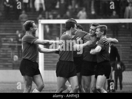 Fußball, Bundesliga, 1965/1966, Wedau Stadion Duisburg, Meidericher SV vs. Hannover 96 2:2, Hannover Spieler jubeln über ein Tor, v.l.n.r.: Hans Siemensmeyer, Bodo Fuchs, Walter Rodekamp, Werner Graeber Stockfoto