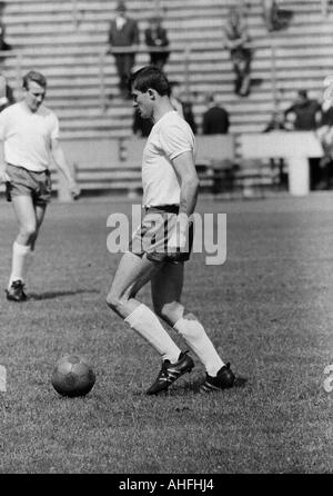 Fußball, Regionalliga West, 1965/1966, Jahn-Stadion in Marl, TSV Marl-Hüls gegen Rot-Weiss Essen 2:1, Fußballspieler Aufwärmen, Warm-up, Vlado Saric (RWE) in Ballbesitz, hinter Eckehard Feigenspan (RWE) Stockfoto