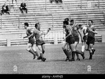 Fußball, Regionalliga West, 1965/1966, Jahn-Stadion in Marl, TSV Marl-Hüls gegen Rot-Weiss Essen 2:1-Jubel-Football-Spieler auf den Siegtreffer, v.l.n.r.: Gerd Linka (TSV), Hermann Korczikowski (TSV), Rolf Pawellek (TSV), Torschütze Guenter Gerigk Stockfoto