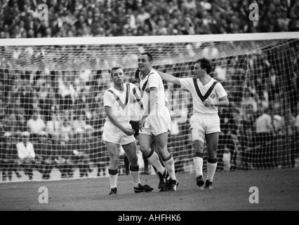 Fußball, Regionalliga, 1965/1966, Aktion Spiel, der Bundesliga 1966/1967, Fortuna Düsseldorf gegen FK Pirmasens 2:0, Rhein-Stadion in Düsseldorf, Jubel-Football-Spieler auf das 2:0-Tor, v.l.n.r.: Reinhold Straus (Ddorf), Torschütze Juergen Sc Stockfoto