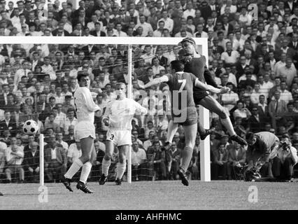 Fußball, Bundesliga, 1966/1967, FC Schalke 04 gegen Borussia Moenchengladbach 0:0, Stadion Glueckaufkampfbahn in Gelsenkirchen, Szene des Spiels, v.l.n.r.: Vladimir Durkovic (MG), Berti Vogts (MG), Horst Blechinger (S04), Keeper Volker Danner (MG) Stockfoto