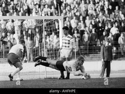 Fußball, Bundesliga, 1966/1967, Wedau Stadion Duisburg, MSV Duisburg vs. SV Werder Bremen 1:0, Szene des Spiels, v.l.n.r.: Klaus Haenel (Bremen), Hartmut Heidemann (MSV), Torhüter Manfred Manglitz (MSV) Stockfoto