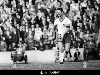 Fußball, Bundesliga, 1966/1967, Wedau Stadion Duisburg, MSV Duisburg vs. SV Werder Bremen 1:0, Szene des Spiels, Arnold Schütz (Bremen) Stockfoto