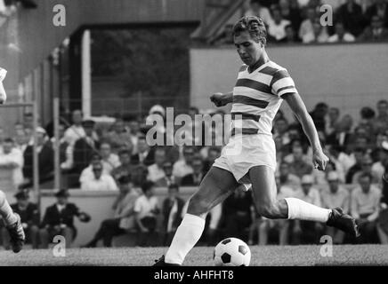 Fußball, Bundesliga, 1966/1967, Stadion an der Gruenwalder Straße in München, TSV 1860 München vs. MSV Duisburg 3:3, Szene des Spiels, Detlef Pirsig (MSV) in Ballbesitz Stockfoto