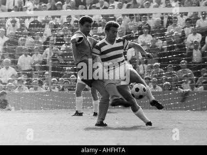 Fußball, Bundesliga, 1966/1967, Stadion an der Gruenwalder-Straße in München, TSV 1860 München vs. MSV Duisburg 3:3, Szene des Spiels, Duell zwischen Manfred Wagner (1860) links und Willibert Kremer (MSV) Stockfoto