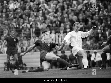 Fußball, Bundesliga, 1966/1967, Stadion an der Gruenwalder Street, FC Bayern München gegen Borussia Mönchengladbach 4:3, Szene des Spiels, v.l.n.r.: Werner Olk (FCB), Franz Beckenbauer (FCB), Bernd Rupp (MG) Stockfoto